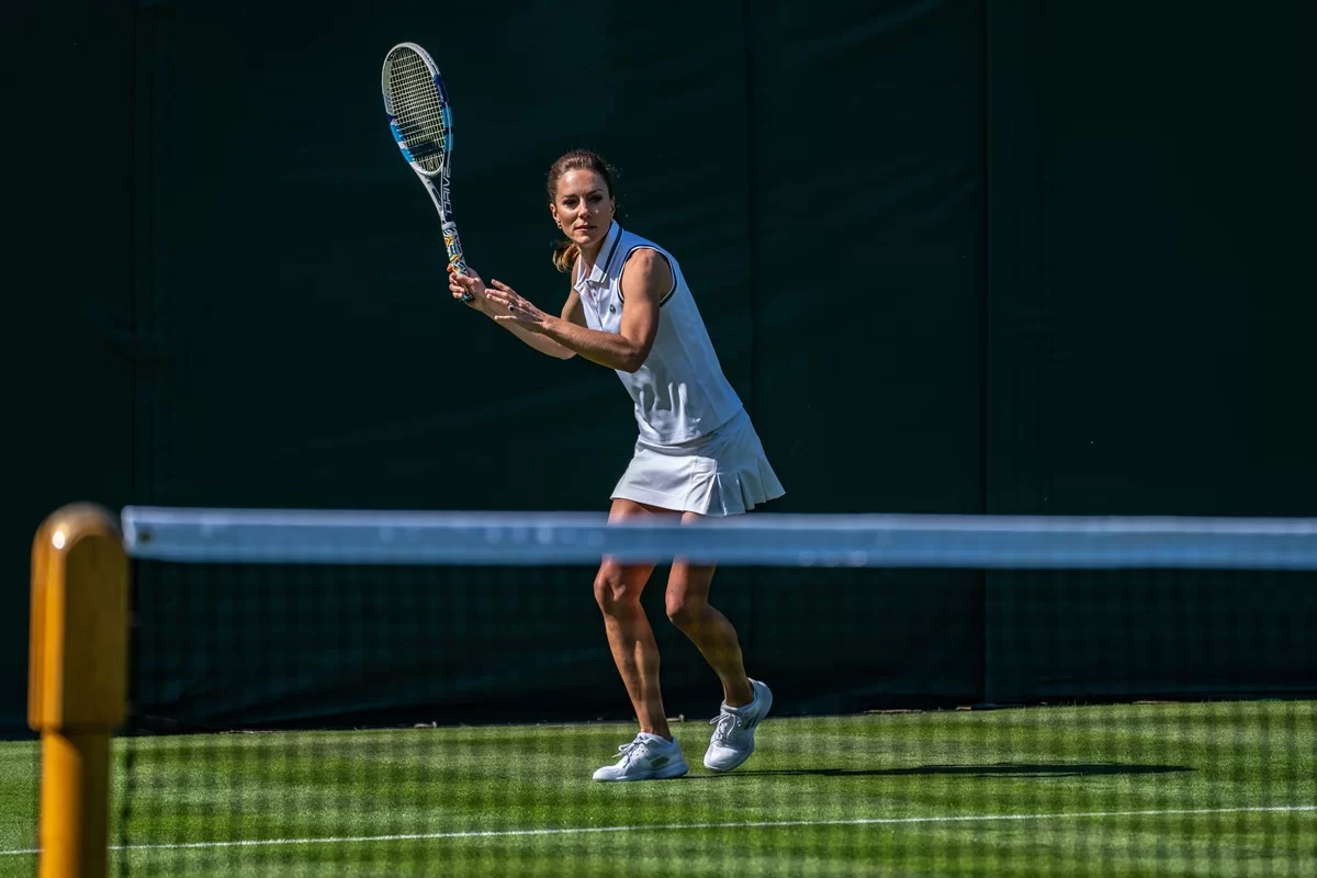 foto da princesa de Gales Kate Middleton jogando tênis