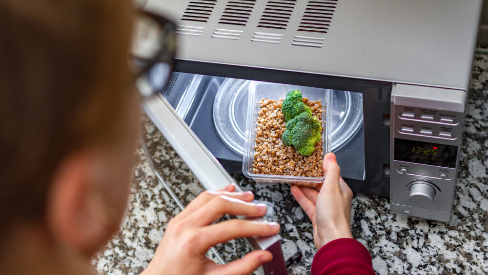 Usar potes plásticos