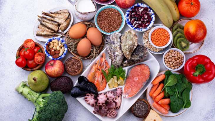 foto com diferentes alimentos naturais, como frutas, verduras e proteínas saudáveis