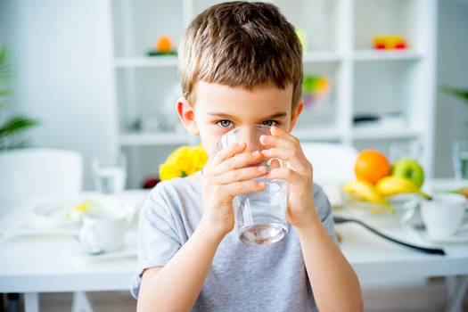Água ou suco natural: o que é melhor para hidratar as crianças?