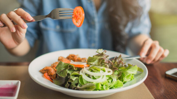 mulher comendo salada