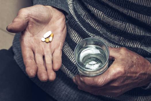 Nem todo medicamento antigripal é indicado para idosos