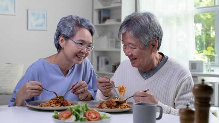 casal de japoneses idosos almoçando juntos