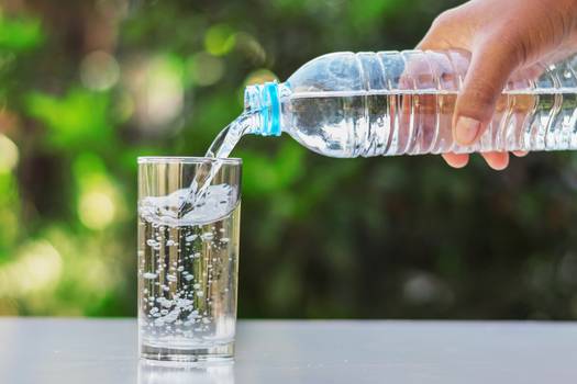 Dieta da água: entenda como funciona e os riscos
