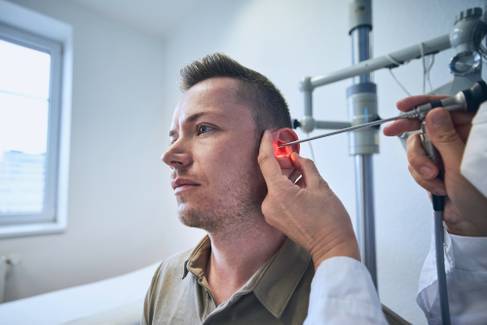 Implante coclear: dispositivo ajuda a recuperar a função auditiva