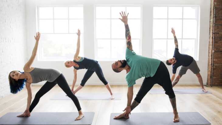 pessoas praticando yoga em uma sala