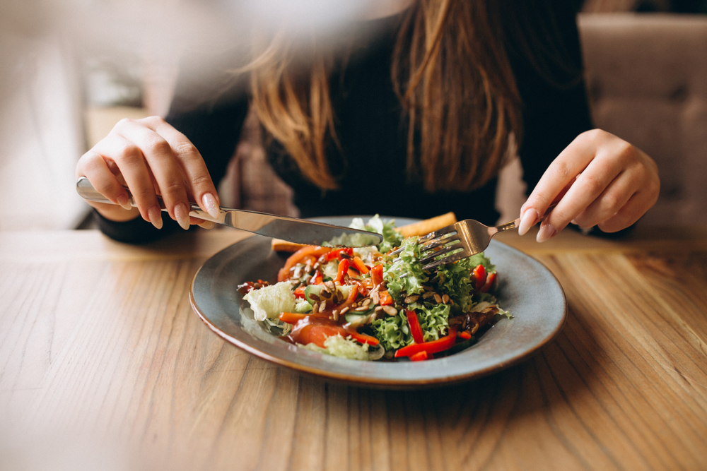 Como comer bem (e saudável) fora de casa: veja dicas essenciais para não “chutar o balde”