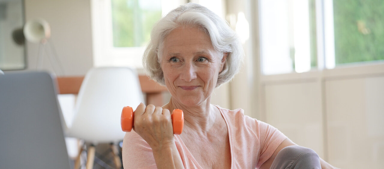 mulher fazendo exercícos online