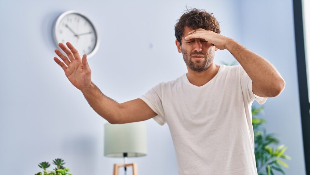 homem sentindo tontura