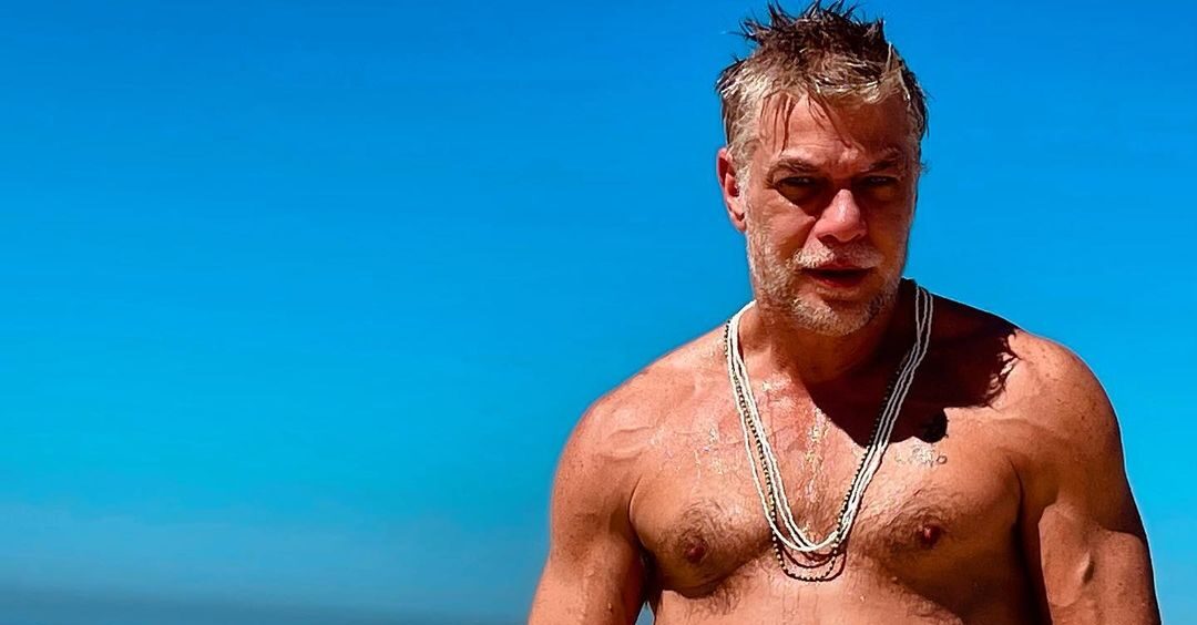 ator Fabio Assunção sem camisa na praia