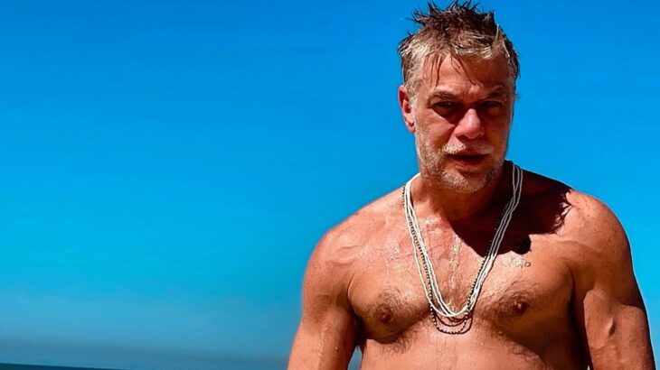 ator Fabio Assunção sem camisa na praia