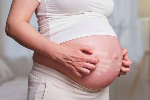 Coceira na barriga na gravidez: o que é e como aliviar
