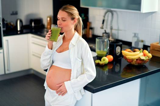 Sucos que combatem enjoo na gravidez: confira as melhores opções