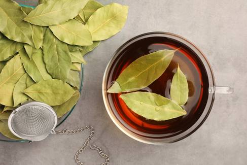 Chá de folha de louro: para que serve, benefícios e como preparar