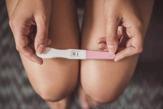 Quantos dias de atraso menstrual é considerado gravidez?
