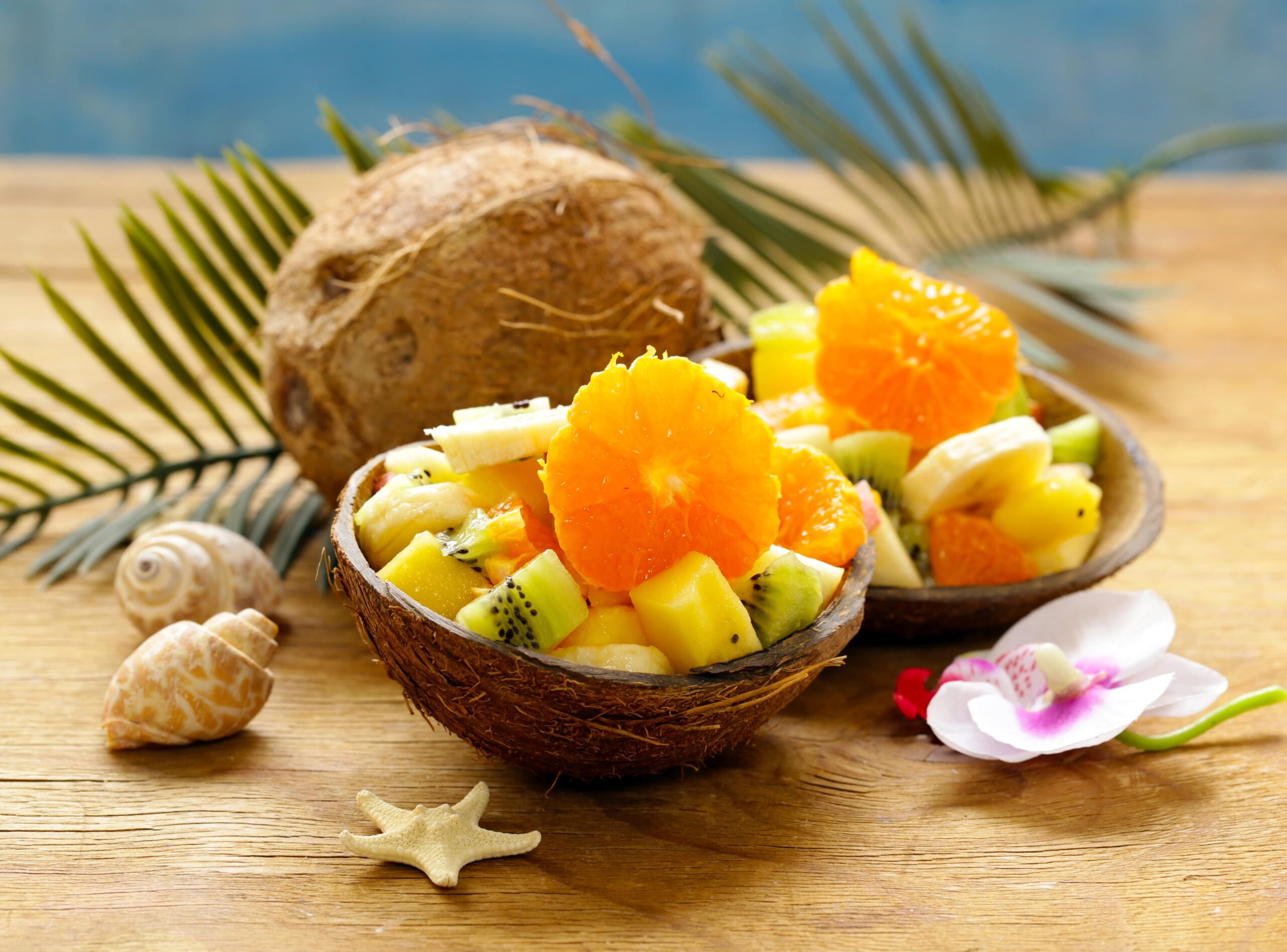 foto de uma salada de frutas dentro do coco