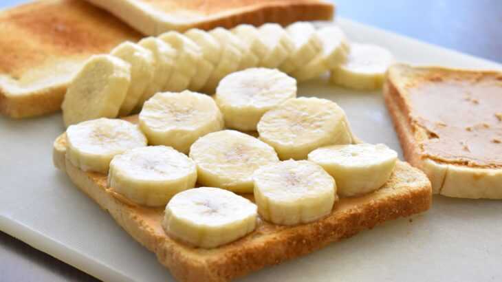 foto de duas fatias de pão de forma com doce de leite e rodelas de banana