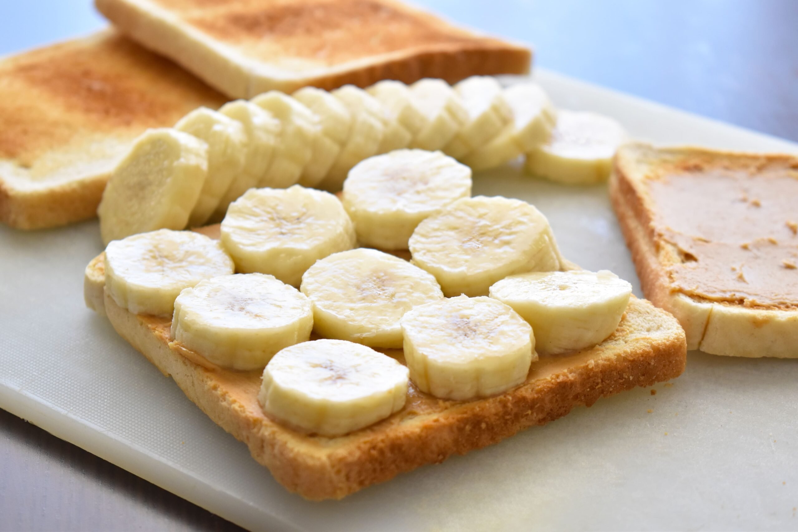 foto de duas fatias de pão de forma com doce de leite e rodelas de banana