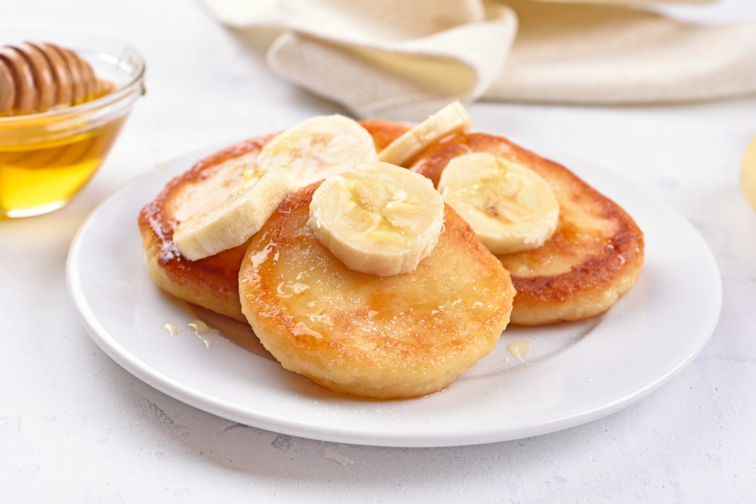 foto de um prato com mini panquecas e rodelas de banana