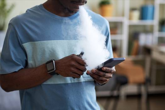 Redes sociais estimulam o uso de cigarro eletrônico
