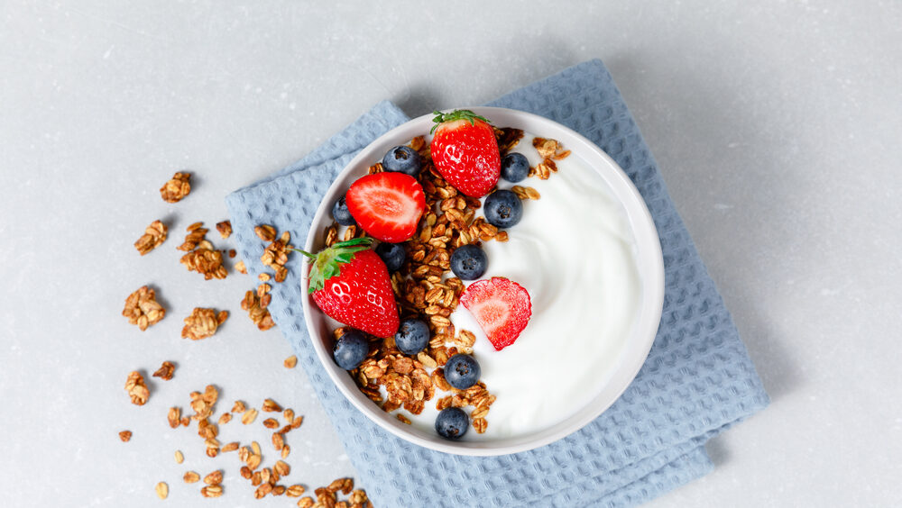 Cottage com geleia, avocado com salmão e iogurte grego com granola e frutas são alguns dos alimentos ricos em proteínas para substituir