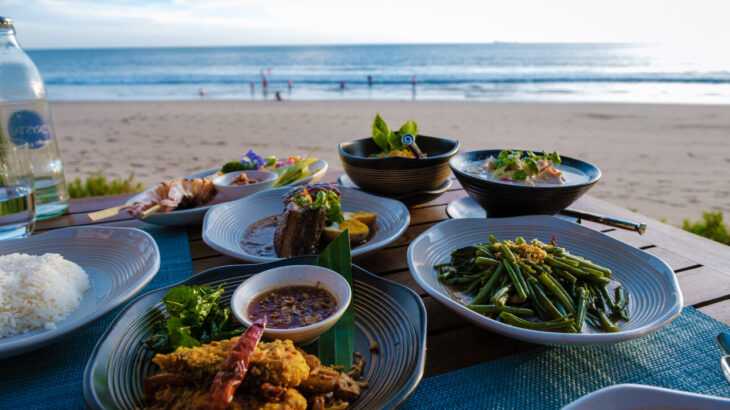 mesa com diferentes pratos na praia