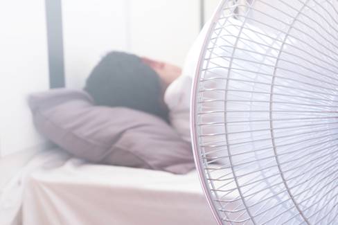 Dormir com o ventilador ligado dá dor de garganta?