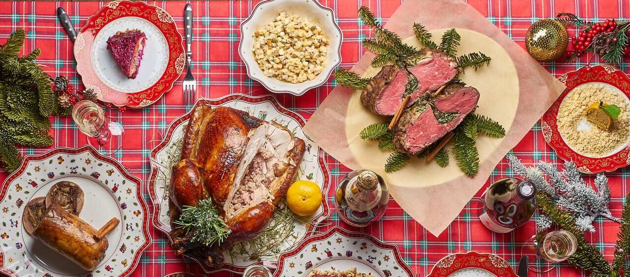 mesa com ceia de Natal vista de cima e diferentes pratos