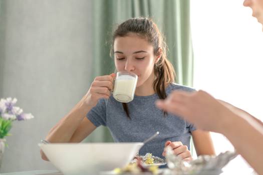 Adolescentes “pulam” café da manhã, mostra pesquisa brasileira
