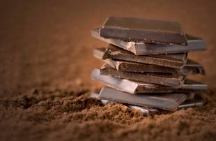 Chocolate amargo diminui fissura por cigarro, diz estudo