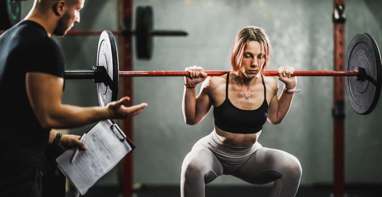 Por que devemos contrair o abdômen durante os exercícios?