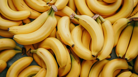 diversos cachos de banana, que fazem o chá de banana, em uma superficie