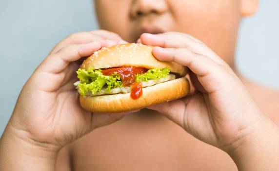 Obesidade infantil e coluna: entenda os riscos para as crianças
