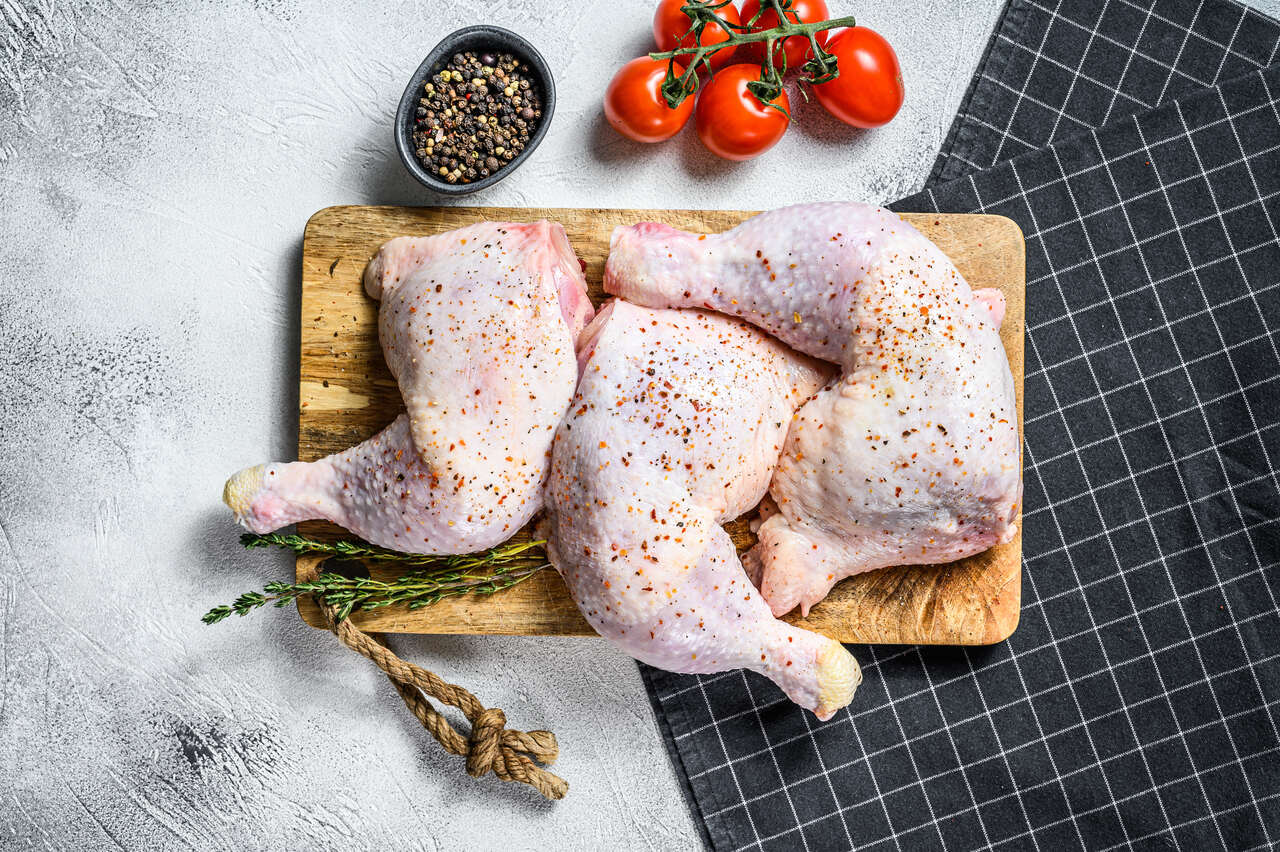 Influencer faz “dieta do frango cru”. Veja riscos