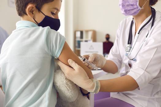 Alternar o braço entre as vacinas potencializa a eficácia, aponta estudo