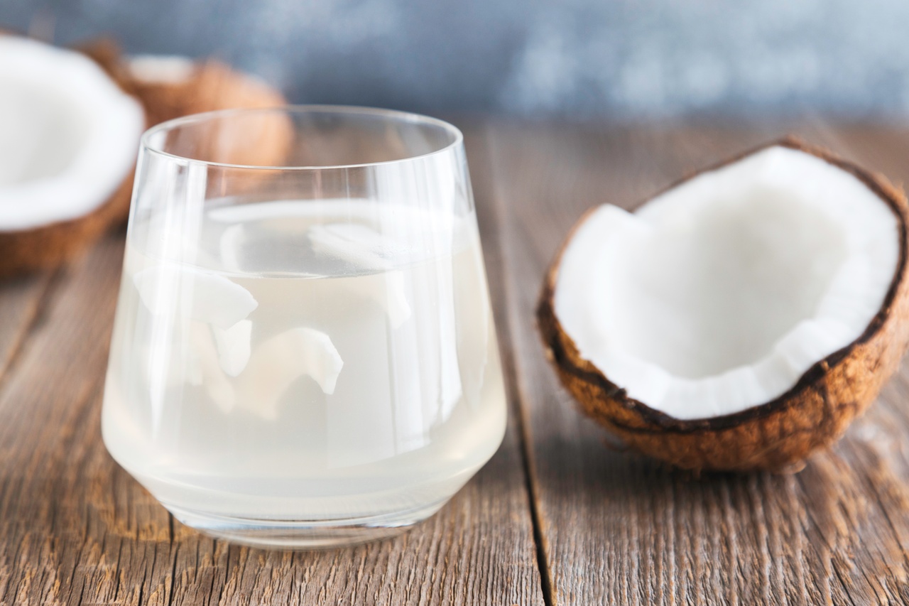 Bebê pode tomar água de coco? Veja quando e como oferecer