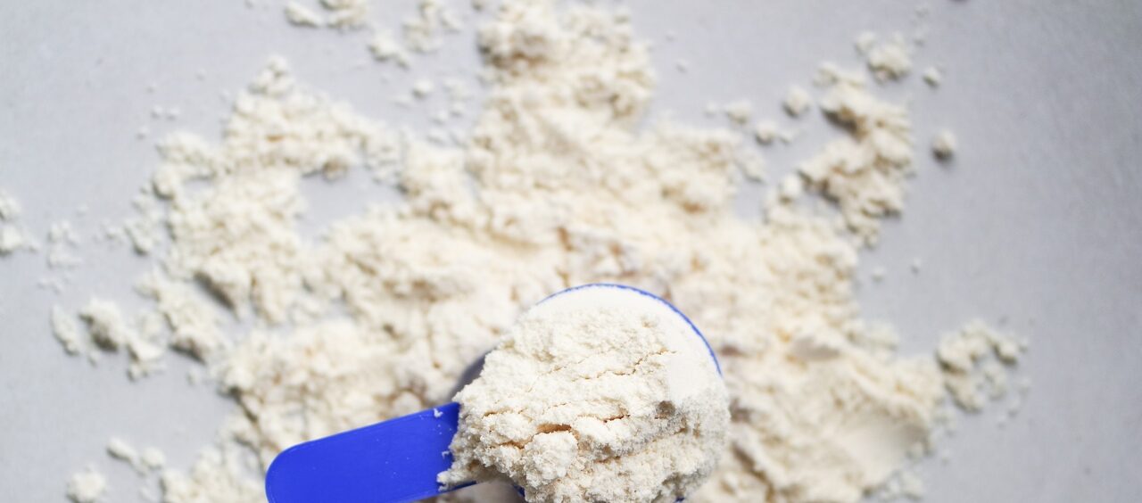 scoop com suplemento hipercalórico dentro, que é um pó branco