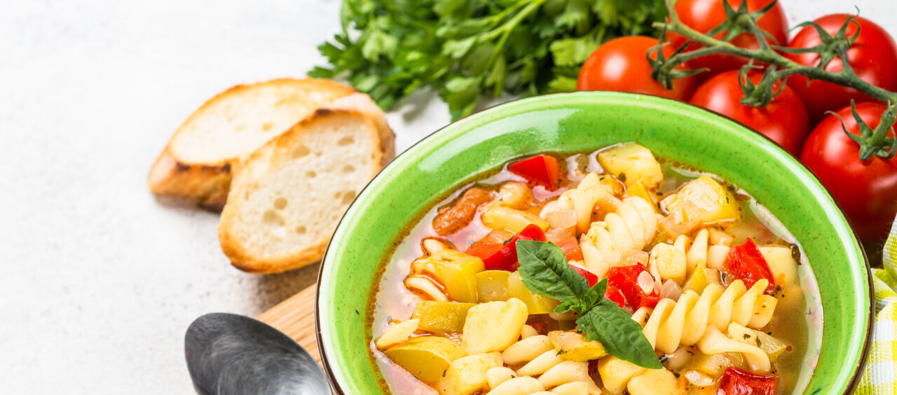 foto de um prato com minestrone