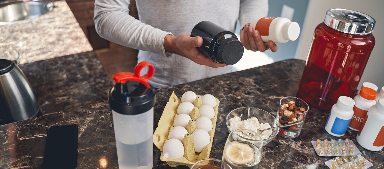 mesa com suplementos alimentares e alimentos