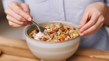 Aveia ou granola: Qual é a melhor opção para um café da manhã saudável?