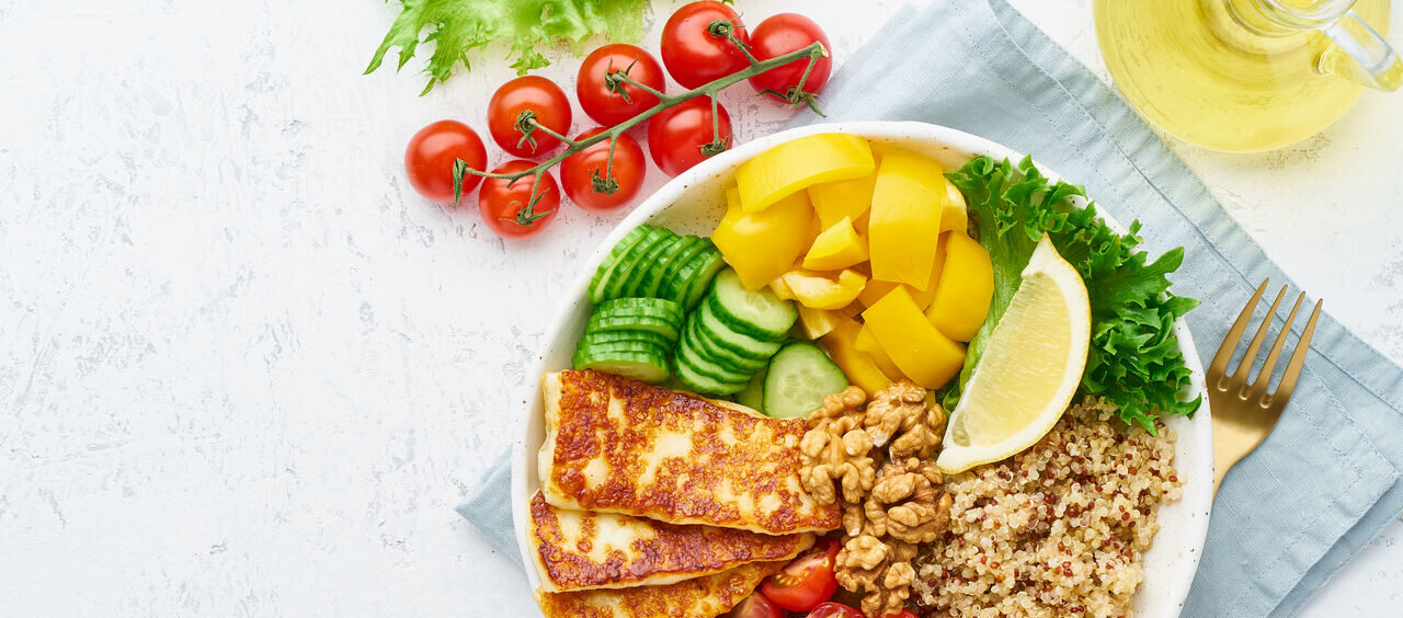 foto de um prato colorido com legumes, salada e grãos