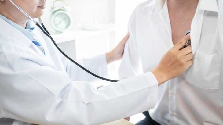 médico escutando batimentos cardíacos de um paciente com um estetoscópio