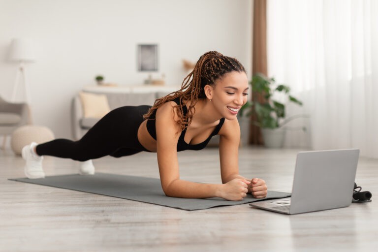 mulher fazendo o exercício prancha na sala de casa, que serve para fortalecer o core