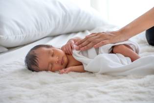 Morte súbita de bebês: maioria acontece em camas compartilhadas