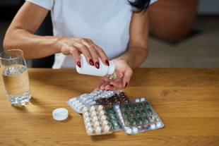 Suspender o antibiótico por conta própria traz riscos à saúde