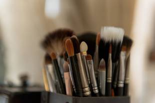 */Pincéis e esponjas de maquiagem podem causar acne e alergias. Como higienizar?