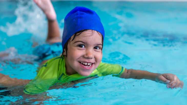 criança nadando na piscina