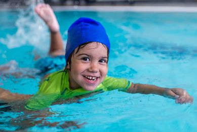 Crianças podem (e devem) fazer natação no inverno!
