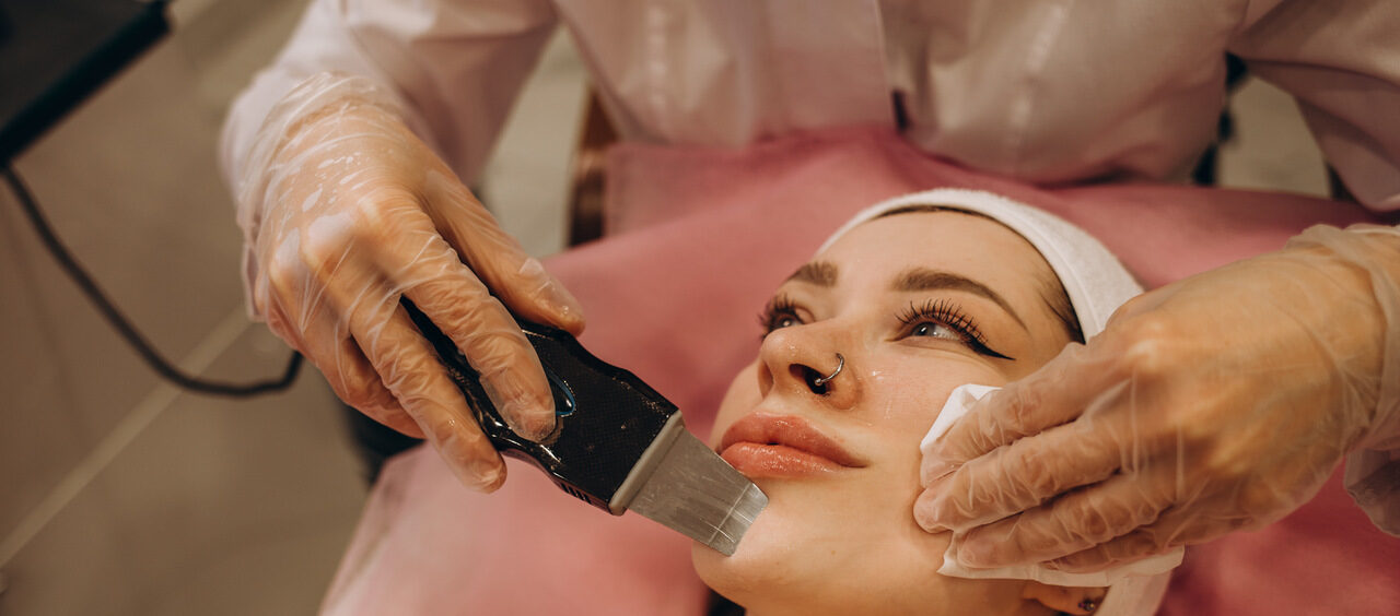 mulher passando por um procedimento estético no rosto