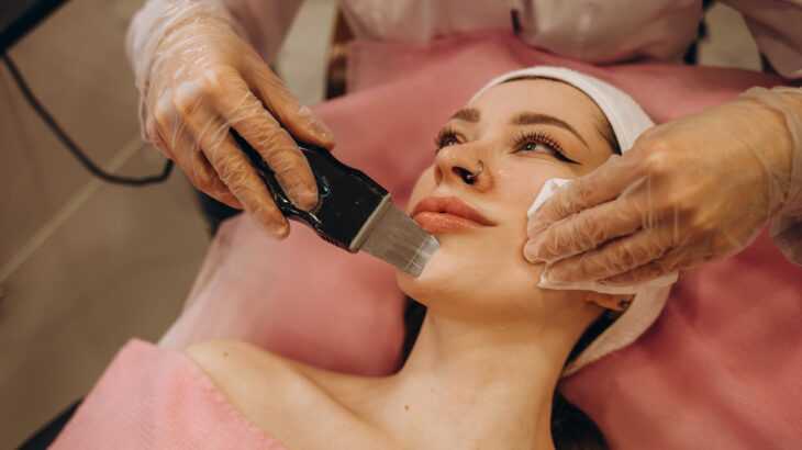 mulher passando por um procedimento estético no rosto